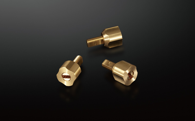 Large independent brass grounding terminals for each input